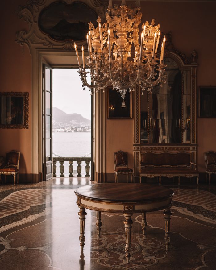 The Art of Drawing Readers In: Your attractive post title goes here Luxurious interior view of an Italian palace with an elegant chandelier and classic furniture.